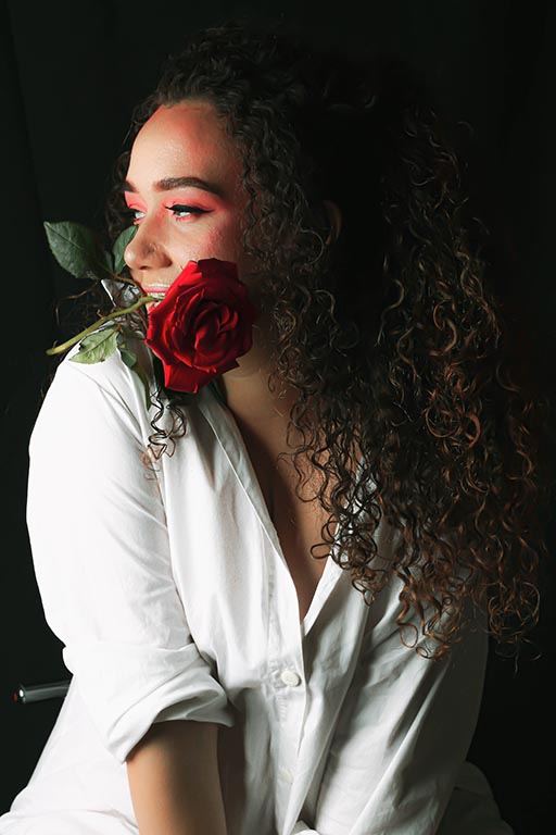Ensaio fotográfico artístico pétalas em flor | Retrato Terapêutico Amora Fototerapia | cliente Elisiene Barbosa | Fotógrafa Cláudia de Sousa Fonseca | Espaço Amora
