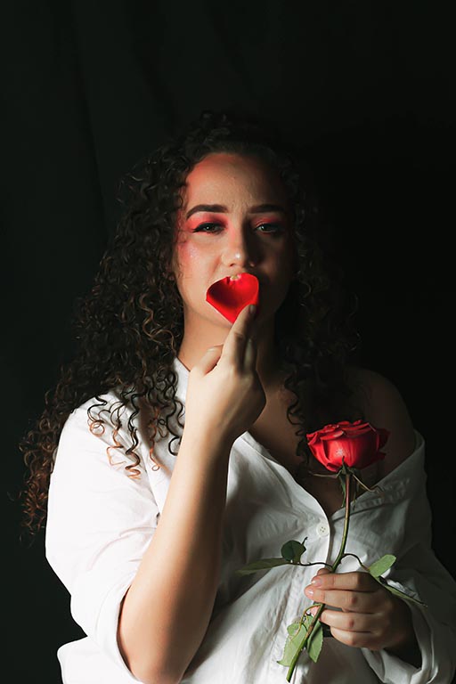 Ensaio fotográfico artístico pétalas em flor | Retrato Terapêutico Amora Fototerapia | cliente Elisiene Barbosa | Fotógrafa Cláudia de Sousa Fonseca | Espaço Amora
