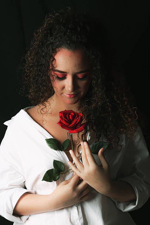 Ensaio fotográfico artístico pétalas em flor | Retrato Terapêutico Amora Fototerapia | cliente Elisiene Barbosa | Fotógrafa Cláudia de Sousa Fonseca | Espaço Amora